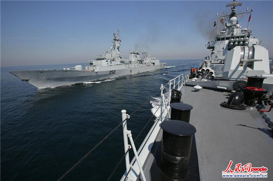 原文配图：横向编队演练。