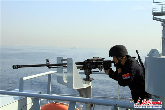 原文配图：演练中，微山湖舰特战队员时刻保持警惕，准备实施防卫。