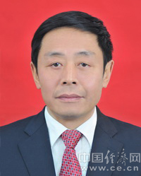 龙华，男，汉族，重庆巴南人，1958年2月生，研究生，历史学硕士，讲师、政工师，1976年8月参加工作，1988年6月加入中国共产党。