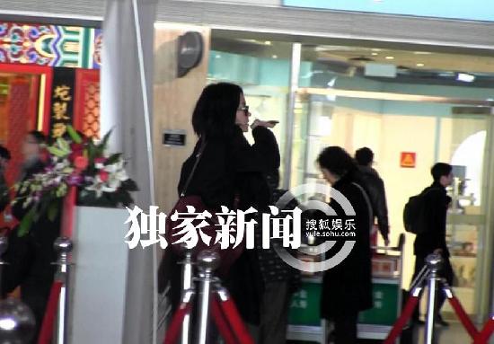 王菲外出星味足 携神秘“马辫男”同离京