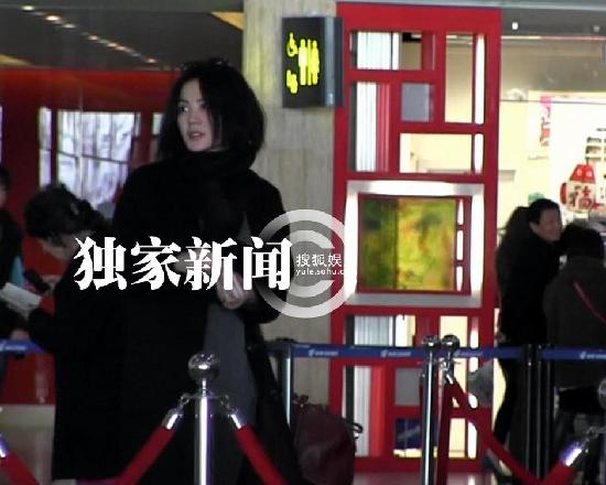 王菲外出星味足 携神秘“马辫男”同离京