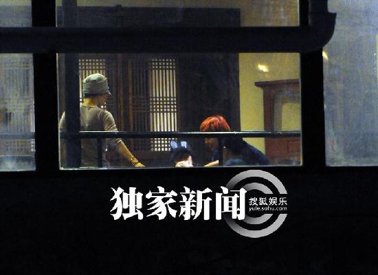 王菲外出星味足 携神秘“马辫男”同离京