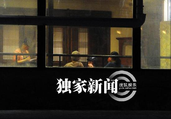 王菲外出星味足 携神秘“马辫男”同离京