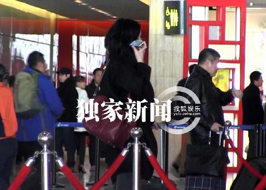 王菲外出星味足 携神秘“马辫男”同离京