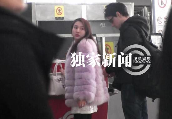 郭美美与外国男友牵手现身机场 穿着奢华疑遭胸袭