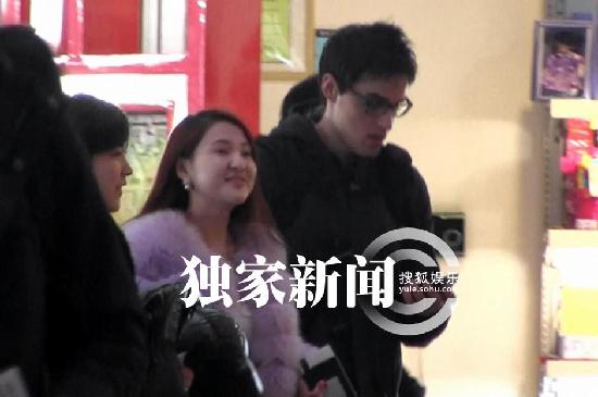 郭美美与外国男友牵手现身机场 穿着奢华疑遭胸袭