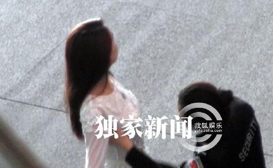 郭美美与外国男友牵手现身机场 穿着奢华疑遭胸袭