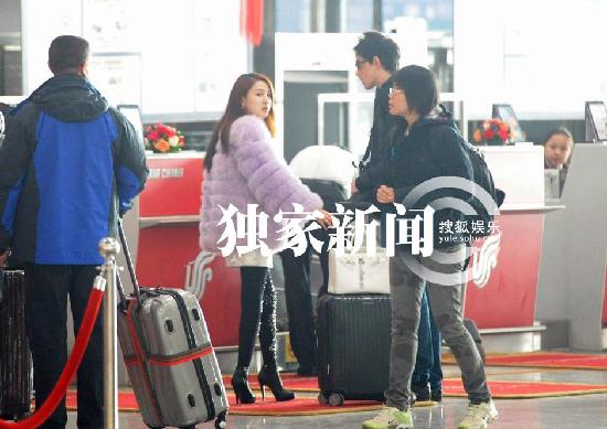 郭美美与外国男友牵手现身机场 穿着奢华疑遭胸袭