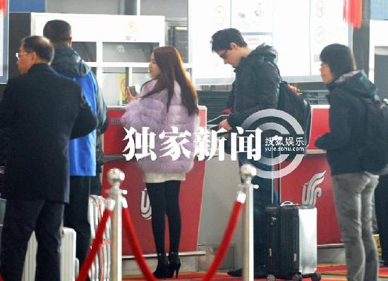 郭美美与外国男友牵手现身机场 穿着奢华疑遭胸袭