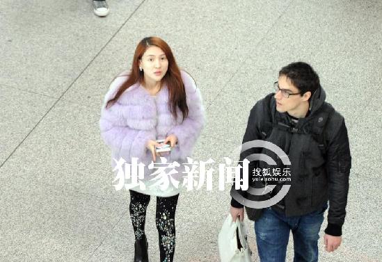 郭美美与外国男友牵手现身机场 穿着奢华疑遭胸袭