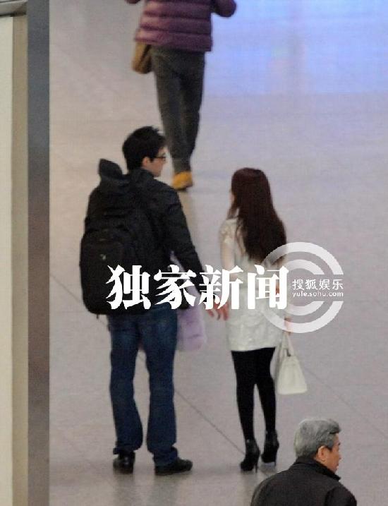郭美美与外国男友牵手现身机场 穿着奢华疑遭胸袭