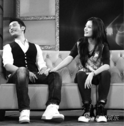 黄晓明不顾腿伤“公主抱赵薇”薇迷尖叫