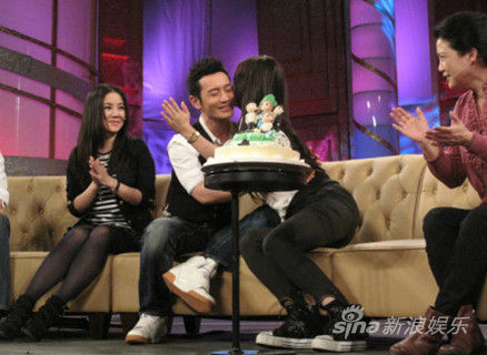 黄晓明不顾腿伤“公主抱赵薇”薇迷尖叫