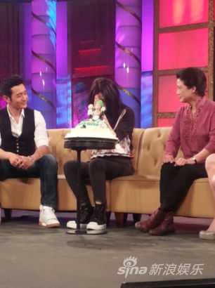 黄晓明不顾腿伤“公主抱赵薇”薇迷尖叫