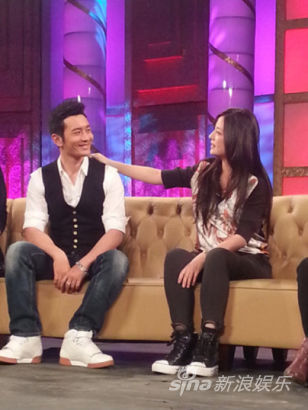 黄晓明不顾腿伤“公主抱赵薇”薇迷尖叫