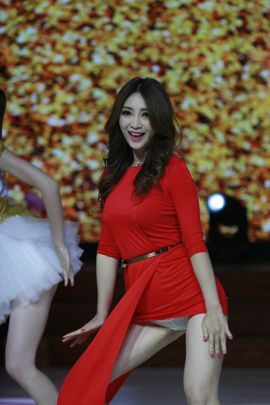 柳岩舞娘装秀热舞尴尬露底