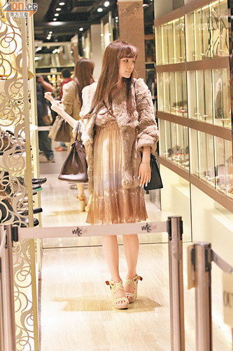 嫩模林宜芝交富豪男友变名媛 住豪宅开跑车衣着奢华