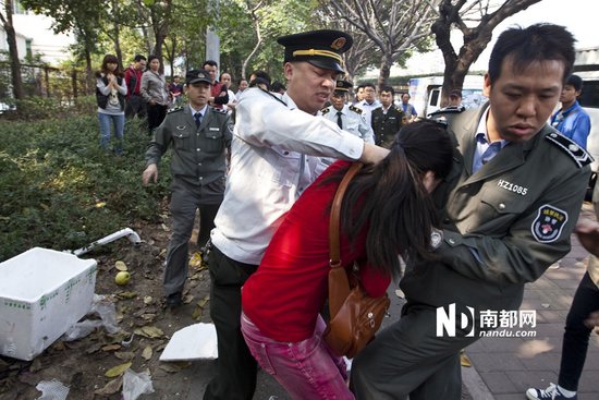 广州通报城管与小贩冲突事件 称小贩辱骂民警 广州通报城管与小贩冲突事件 称小贩辱骂民警