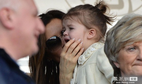 辣妹率全家为小贝球赛助阵 小七当场大哭