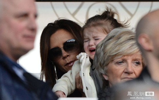 辣妹率全家为小贝球赛助阵 小七当场大哭