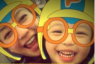 赵薇37岁生日发清纯卖萌照 与爱女合影笑容灿烂