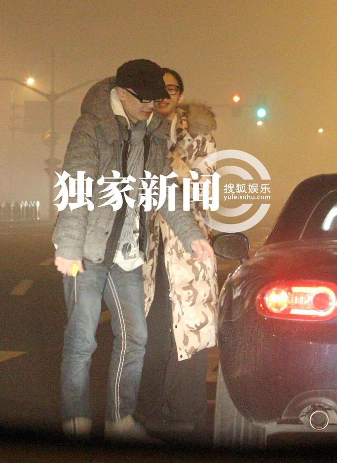 追星:平安开跑车与女友公路激吻 周杰携85后模特女友回京 追星:平安开跑车与女友公路激吻 周杰携85后模特女友回京