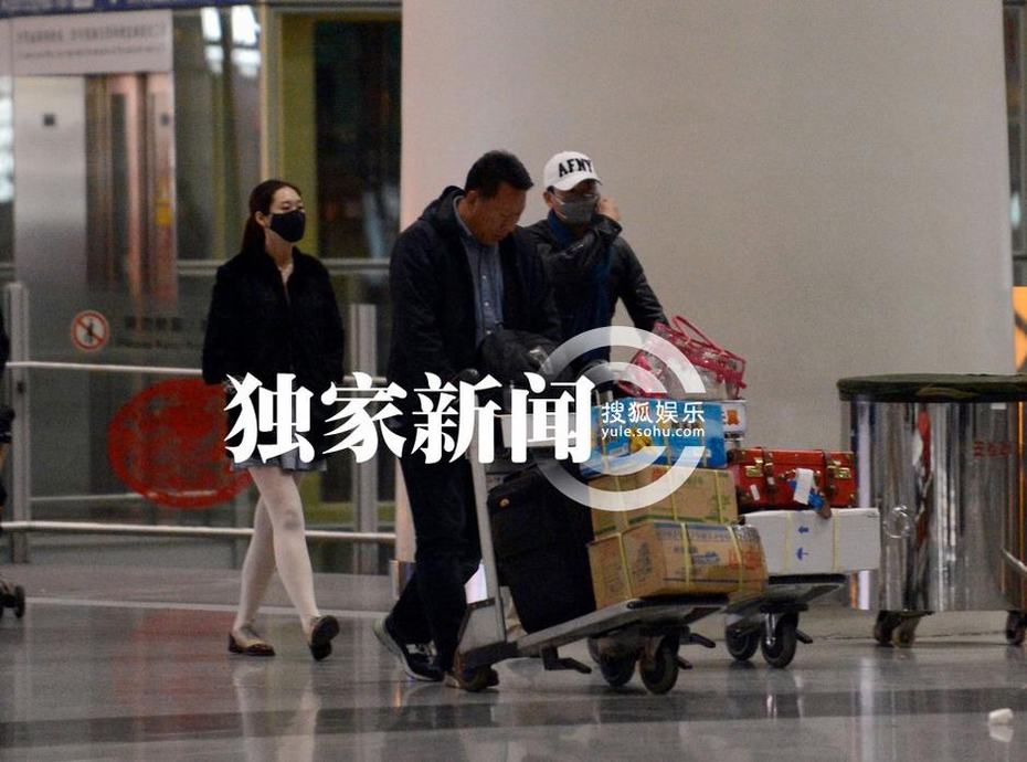 追星：平安开跑车与女友公路激吻 周杰携85后模特女友回京