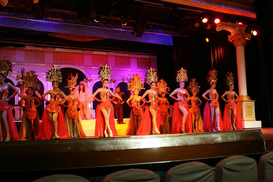 泰国曼谷人妖表演秀惊艳四座 豪乳美腿秒杀国内超模