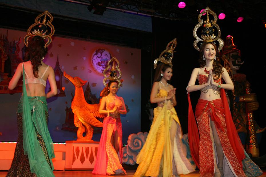 泰国曼谷人妖表演秀惊艳四座 豪乳美腿秒杀国内超模