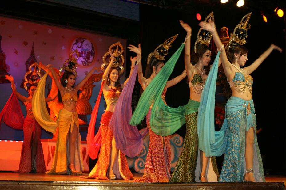 泰国曼谷人妖表演秀惊艳四座 豪乳美腿秒杀国内超模