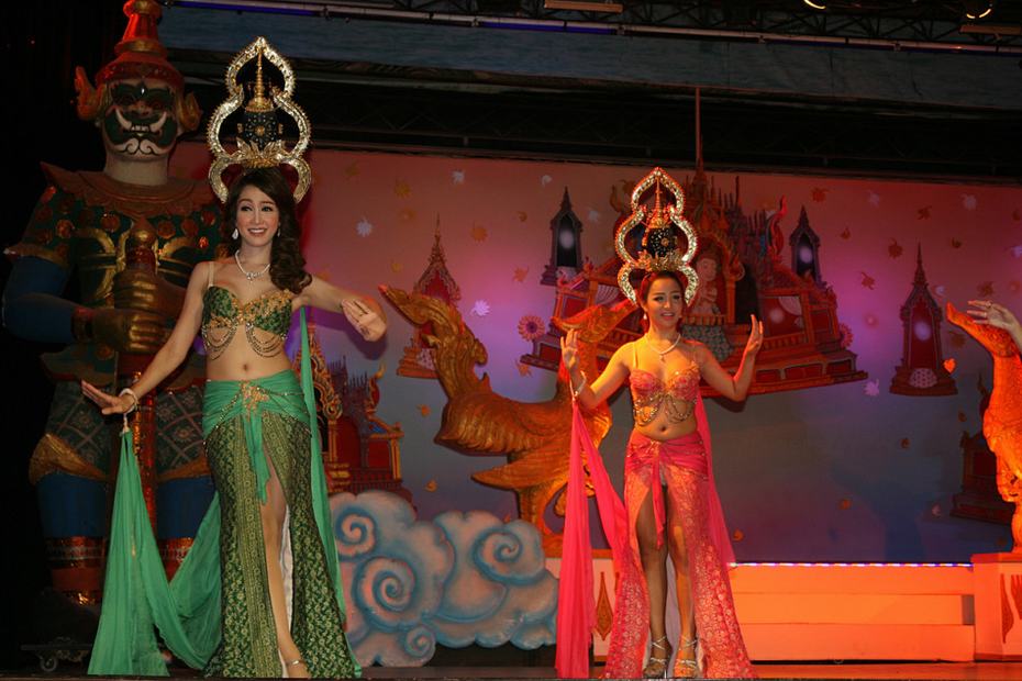 泰国曼谷人妖表演秀惊艳四座 豪乳美腿秒杀国内超模