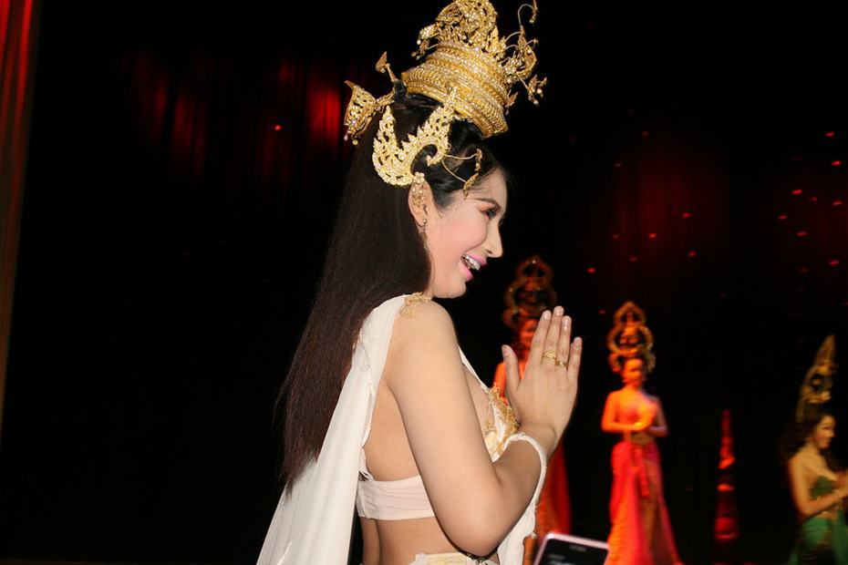 泰国曼谷人妖表演秀惊艳四座 豪乳美腿秒杀国内超模