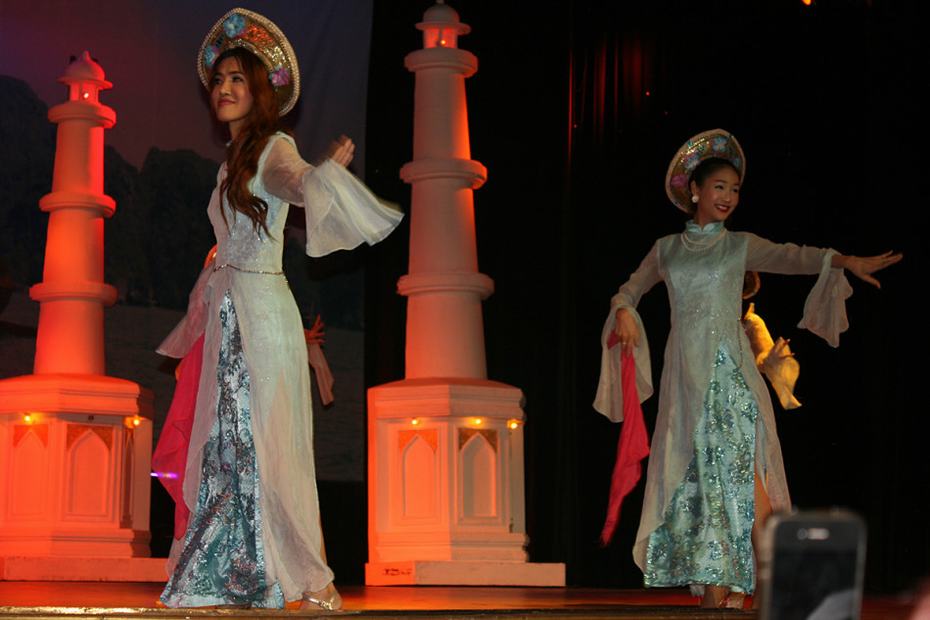 泰国曼谷人妖表演秀惊艳四座 豪乳美腿秒杀国内超模