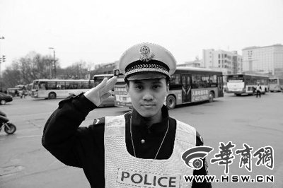 交警拒收口罩将女孩弄哭 官方道歉:罚做俯卧撑