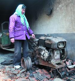 村民烧荒引大火烧毁10多栋房