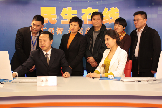 青岛市人民政府法制办副主任江敦斌（一排左一）与网民在线交流 （摄影 周琦）