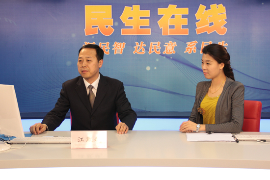 青岛市人民政府法制办副主任江敦斌（左一）与网民在线交流 （摄影 周琦）