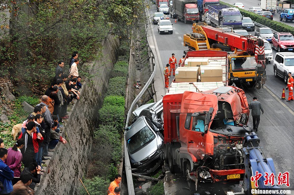 事发现场，警察正在进行救援。