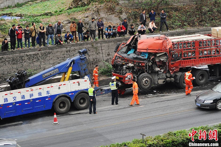 事发现场，警察正在进行救援。