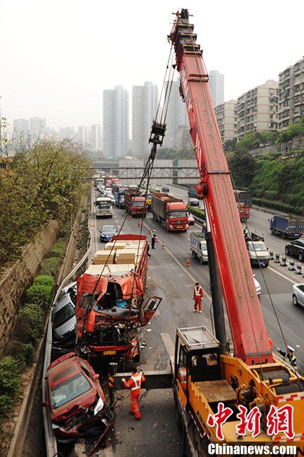事发现场，警察正在进行救援。