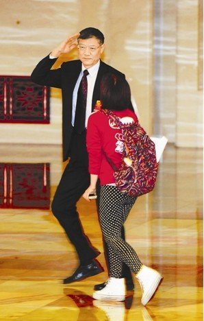 住房和城乡建设部部长姜伟新敬礼婉拒采访,匆匆离去