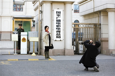 铁路老员工穿84年制服落泪留念