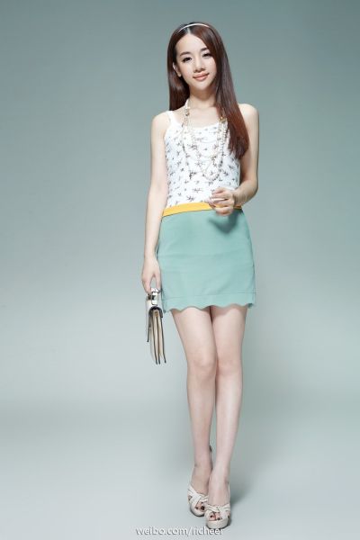 王祖蓝与长发美女撞脸