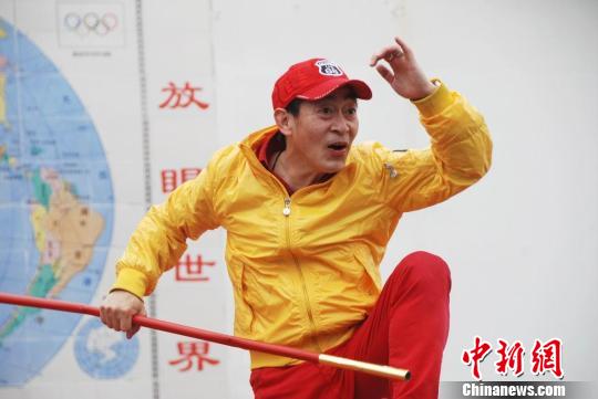 六小龄童资料图片