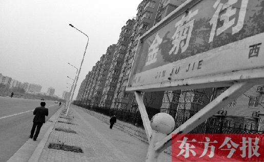 昨天是植树节,郑州市高新区一条街道上,180多个已经挖了一年多的树坑依然没有种上树。“啥时候种,需要领导来定,领导还没说具体时间。”郑州市高新区管委会绿化科一名张姓工作人员说。