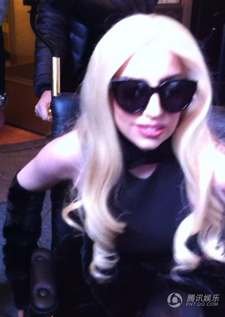 LadyGaga腿伤坐镀金轮椅亮相 轮椅造型似“赵本山卖车”