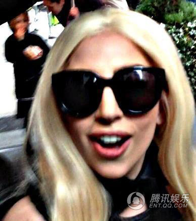 LadyGaga腿伤坐镀金轮椅亮相 轮椅造型似“赵本山卖车”