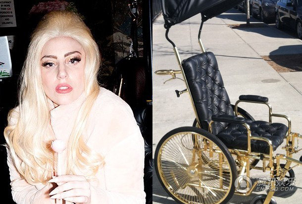 LadyGaga腿伤坐镀金轮椅亮相 轮椅造型似“赵本山卖车”