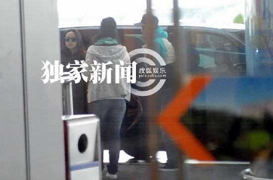 董洁面似“黄脸婆”高调离京 无视传闻带笑容