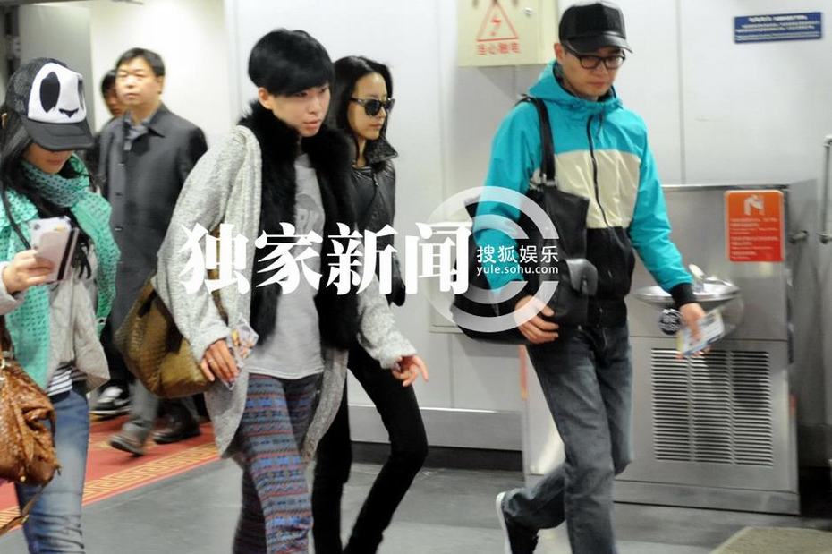 董洁面似“黄脸婆”高调离京 无视传闻带笑容